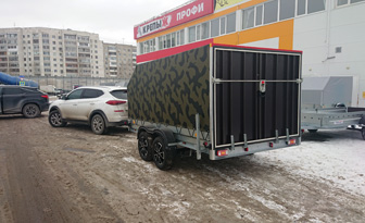 Hyundai Tucson с доработанным двухосным прицепом Трейлер 82942К 3,5х2 для перевозки двух снегоходов и четырёх мотоциклов